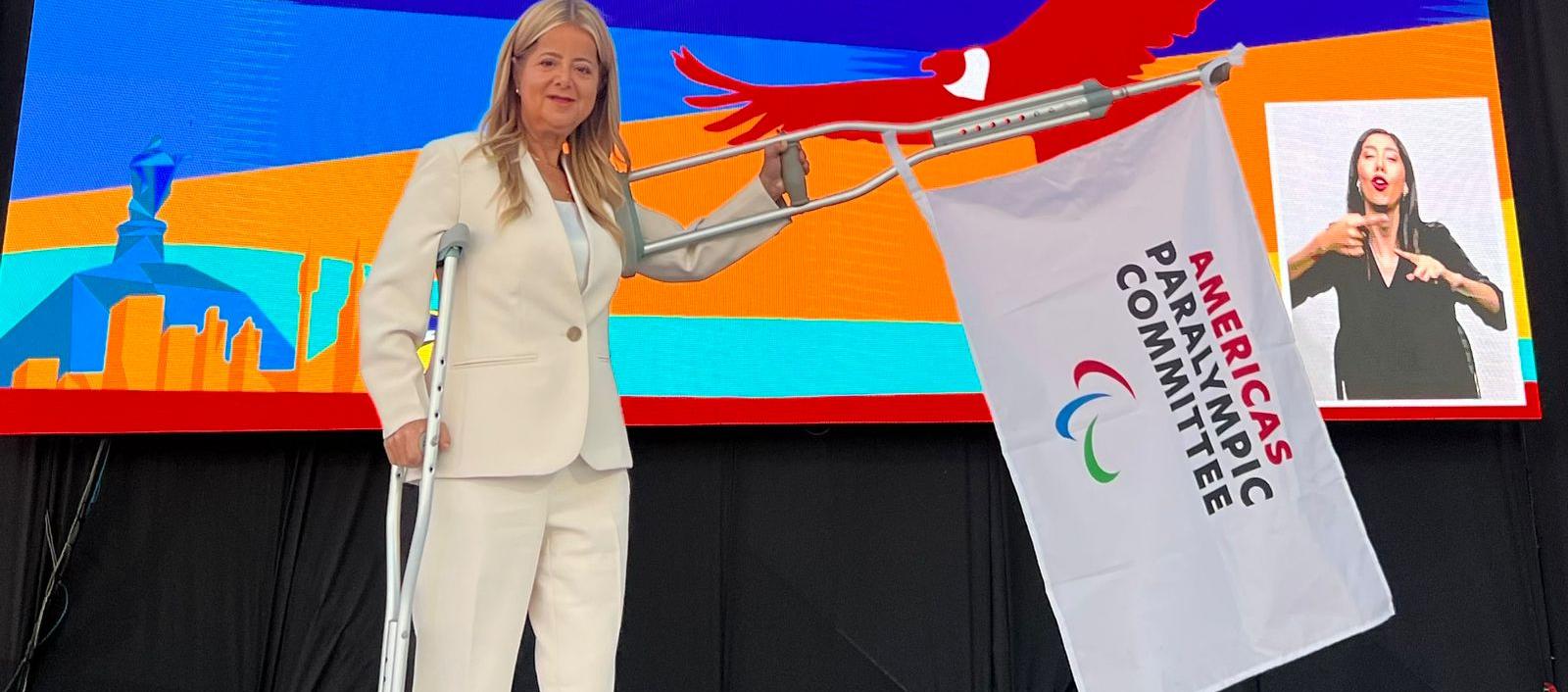 La gobernadora Elsa Noguera con la bandera de los Juegos ParaPanamericanos 2027 que se cumplirán en Barranquilla