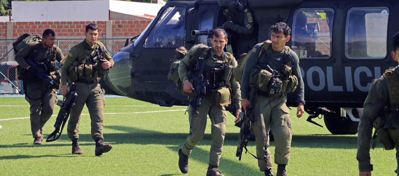 Miembros de las fuerzas militares descienden de un helicóptero proveniente de la serranía del Perijá. 
