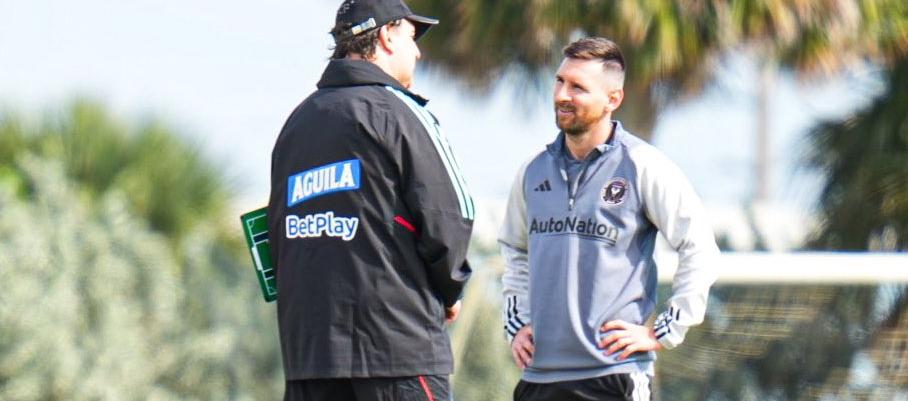El diálogo entre Néstor Lorenzo y Lionel Messi en la práctica de Colombia. 