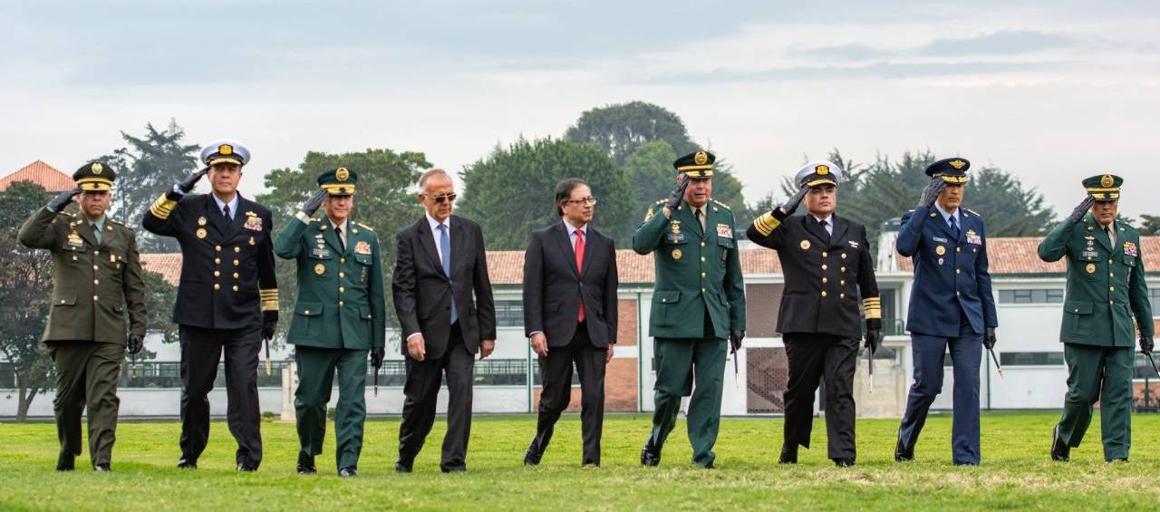 Luis Ospina sigue como Comandante del Ejército.
