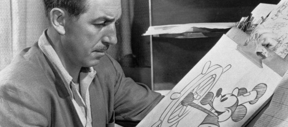 Walt Disney dibujando Mickey Mouse.