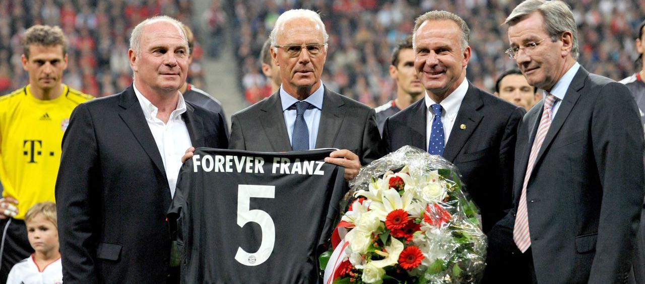 Karlheinz Rummennige y Franz Beckenbauer (izquierda).