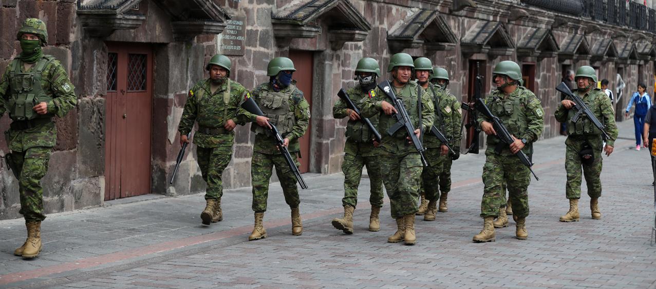 Soldados ecuatorianos patrullan una calle de Quito.