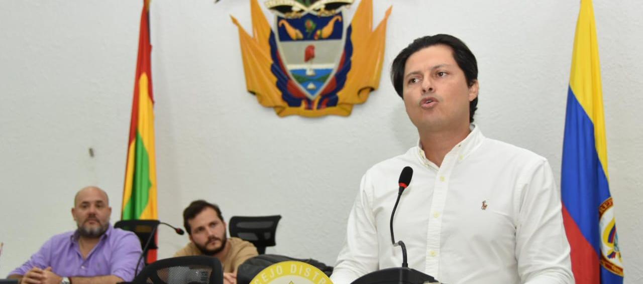 El reelegido Personero de Barranquilla, Miguel Ángel Alzate, habla ante el Concejo
