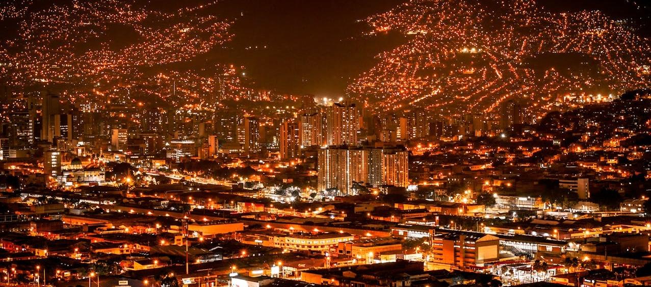 Aspecto nocturno de la ciudad de Medellín. 