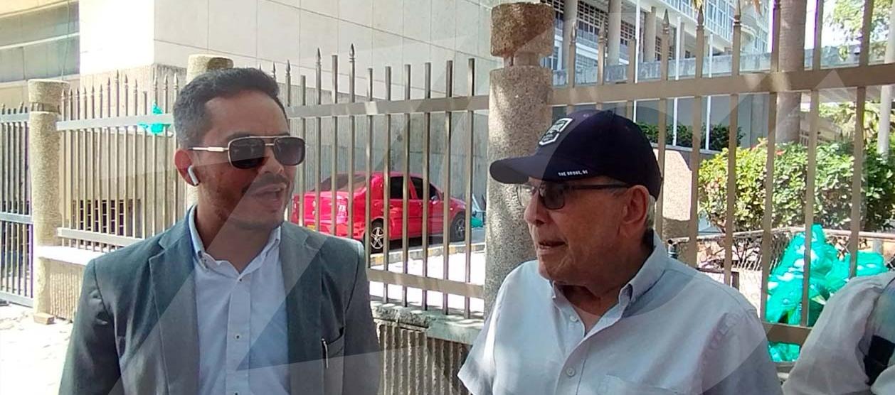 Martín Mestre con su abogado Raúl Romero Del Río.
