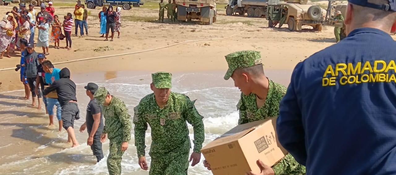 Personal de la Armada participa en la entrega de ayuda humanitaria a la Alta Guajira