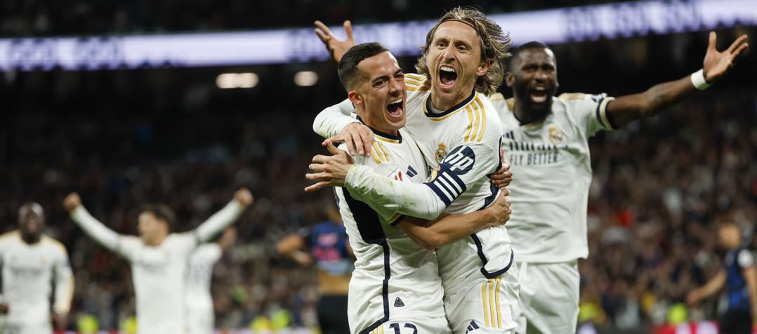 Luka Modric grita a todo pulmón su gol con Lucas Vázquez.  