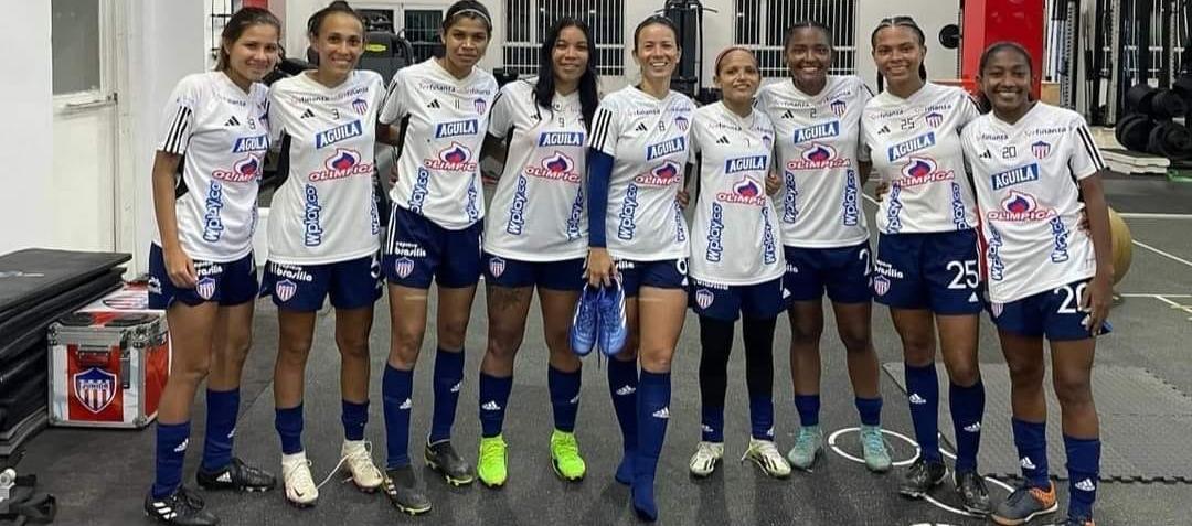 Integrantes de las Tiburonas, equipo femenino del Junior. 