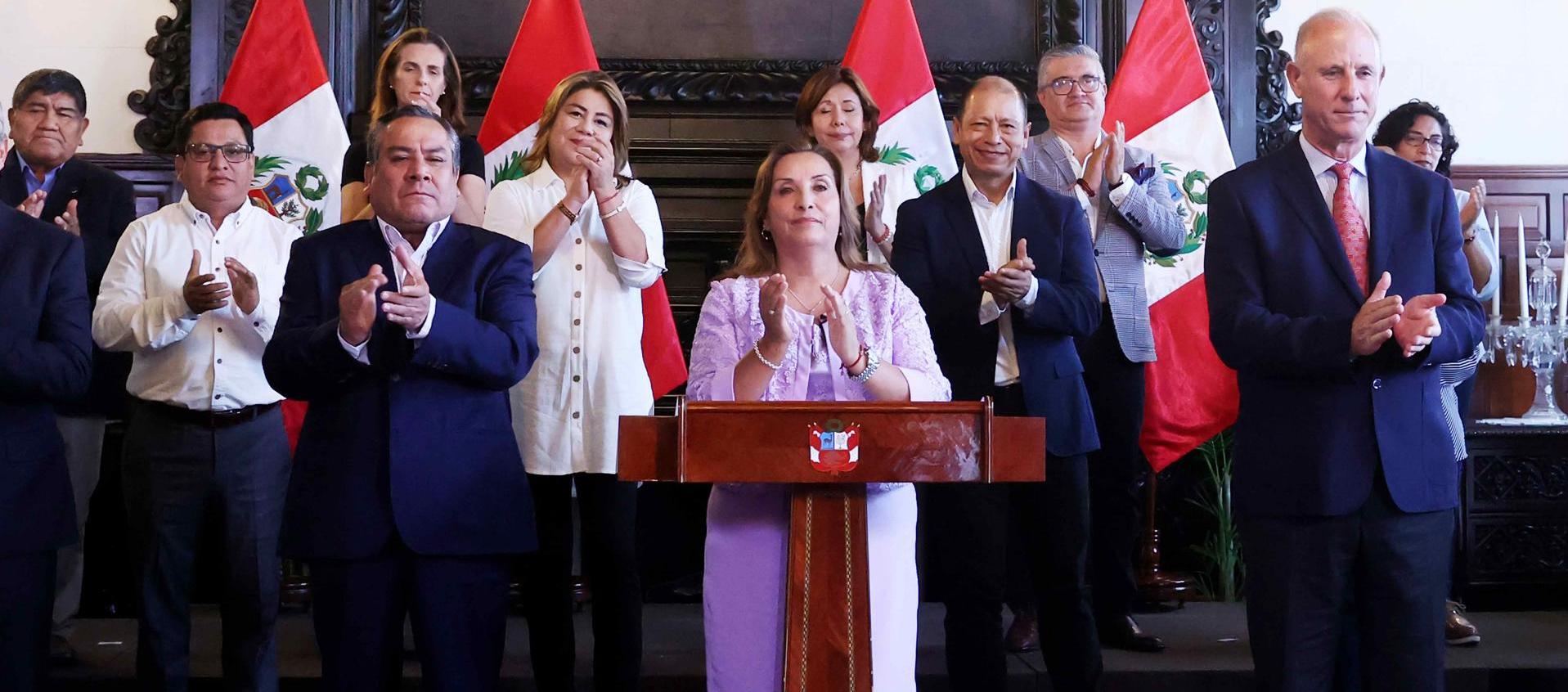La Presidenta Dina Boluarte junto a sus ministros.