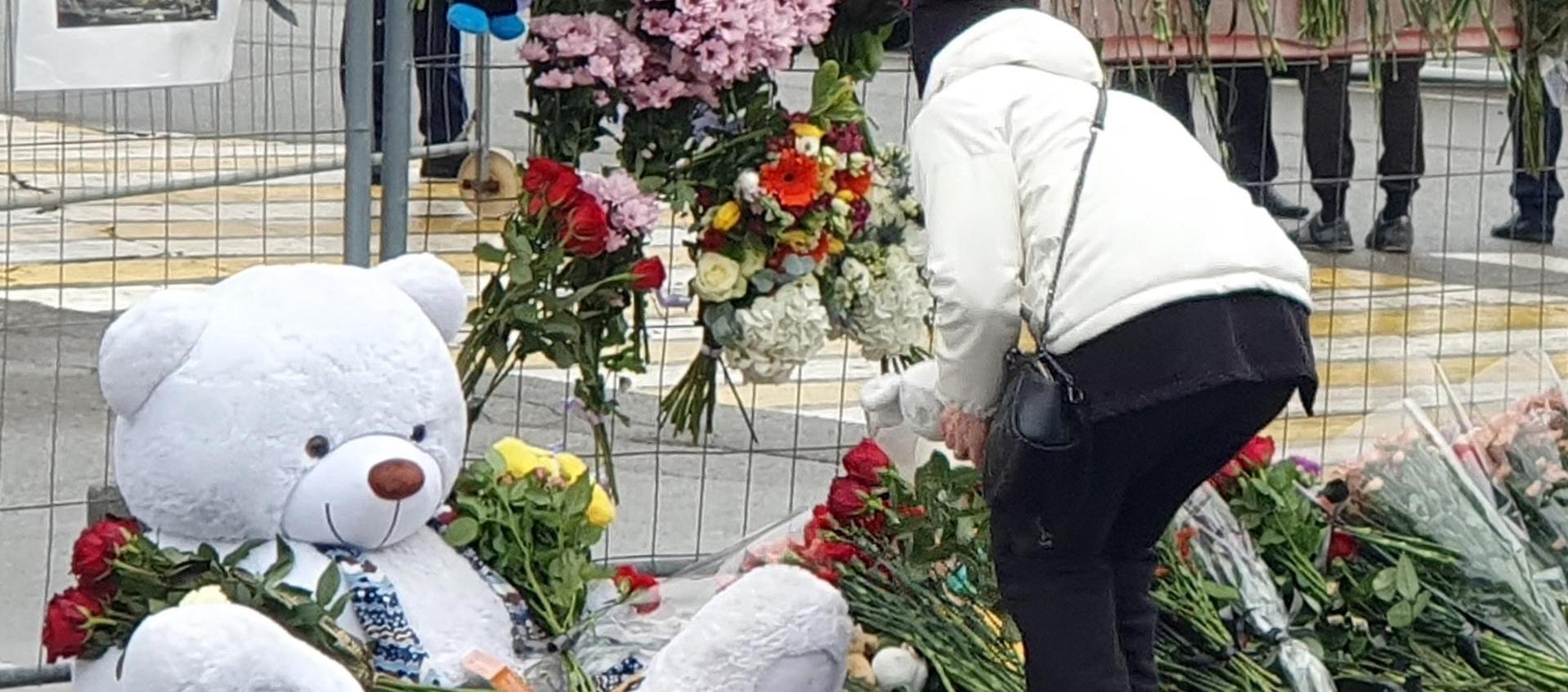 Un osito de peluche y flores son dejados en memoria de las víctimas del mortal ataque terrorista en Krasnogorsk, Rusia