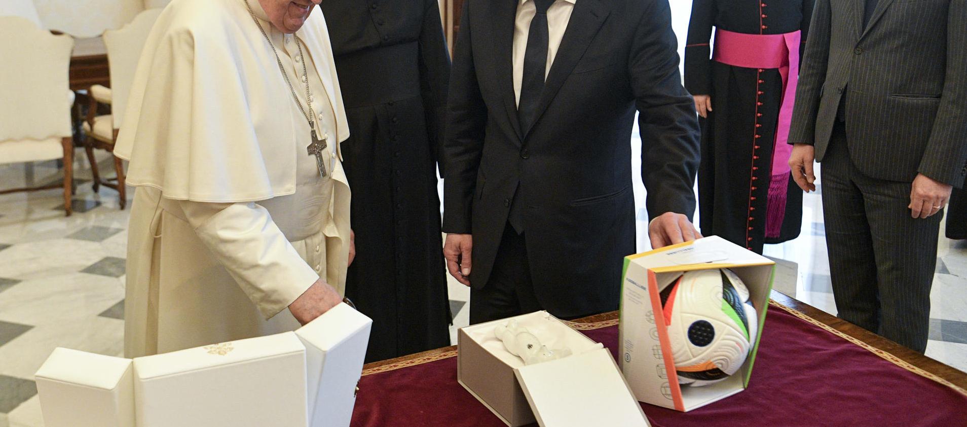 El Papa recibió hoy al canciller alemán, Olaf Scholz, quien le regaló el balón oficial de la Eurocopa.
