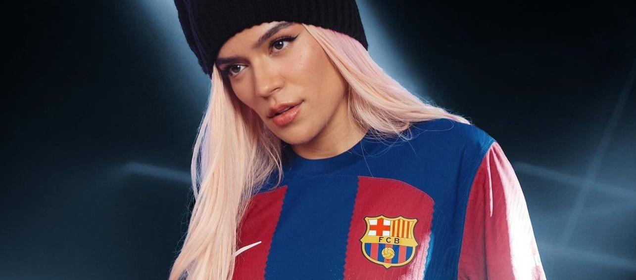 Karol G usando la camiseta de FC Barcelona.