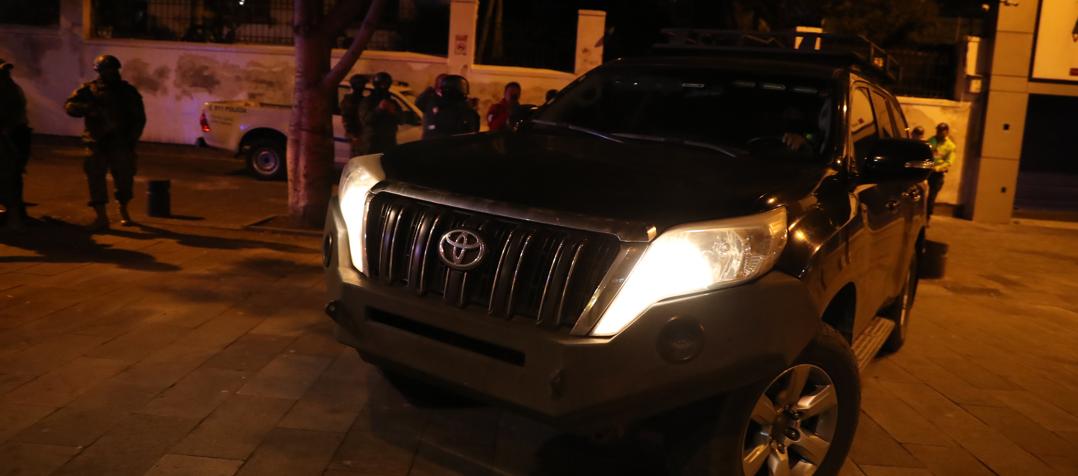 Una camioneta sale de la Embajada de México donde se presume trasladan al exvicepresidente Jorge Glas