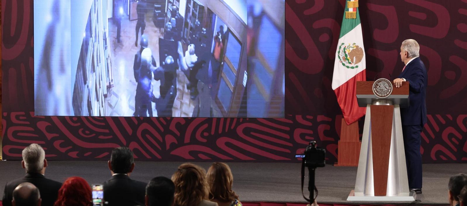 El presidente de México Andrés Manuel López Obrador mostrando los videos de la embajada en Ecuador. 