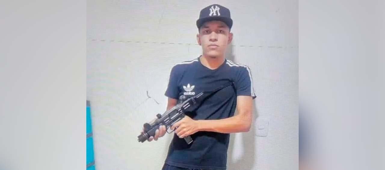 Jorge Luis Padilla Mejía posando con una arma de largo alcance. 
