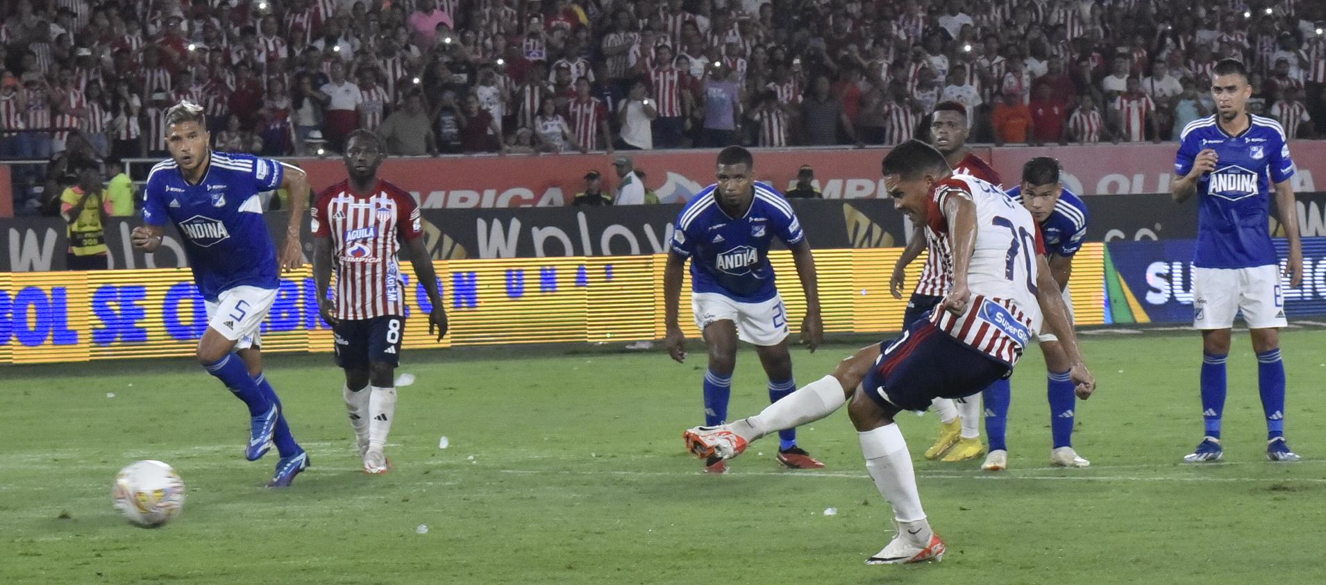 Carlos Bacca, de pena máxima, marcó el gol del triunfo de Junior sobre Millonarios, por la Superliga. 