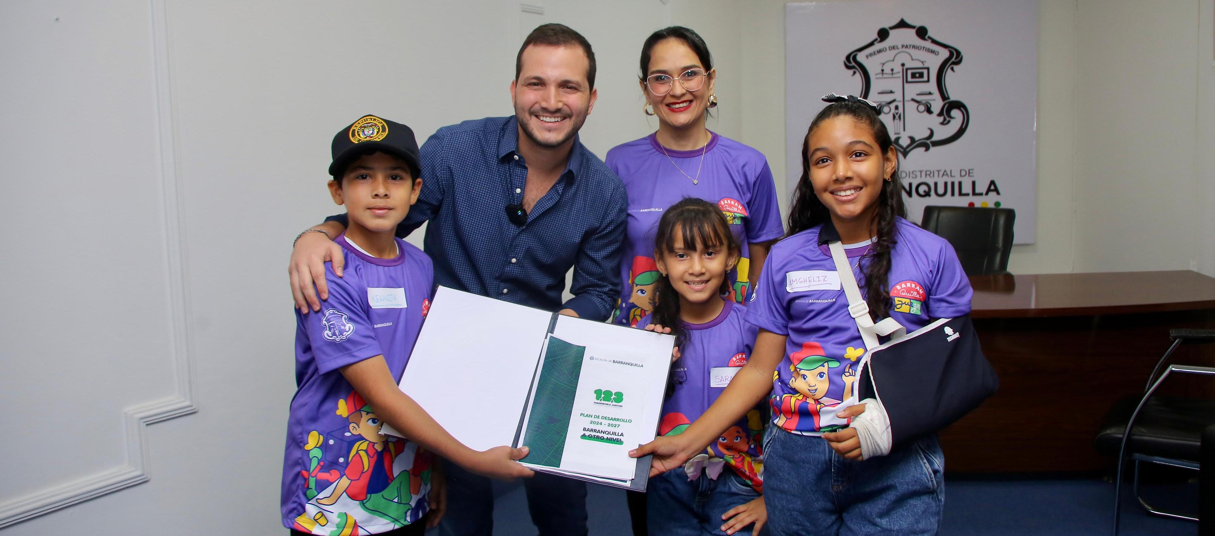 Presidente del Concejo de Barranquilla junto a niños.