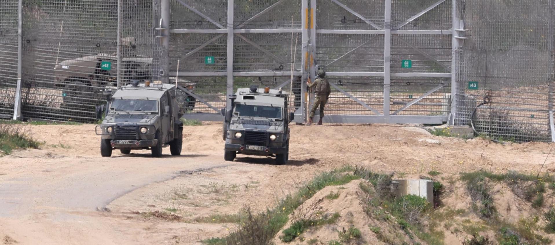 Imagen de archivo de soldados israelíes con vehículos militares en la valla fronteriza con la Franja de Gaza