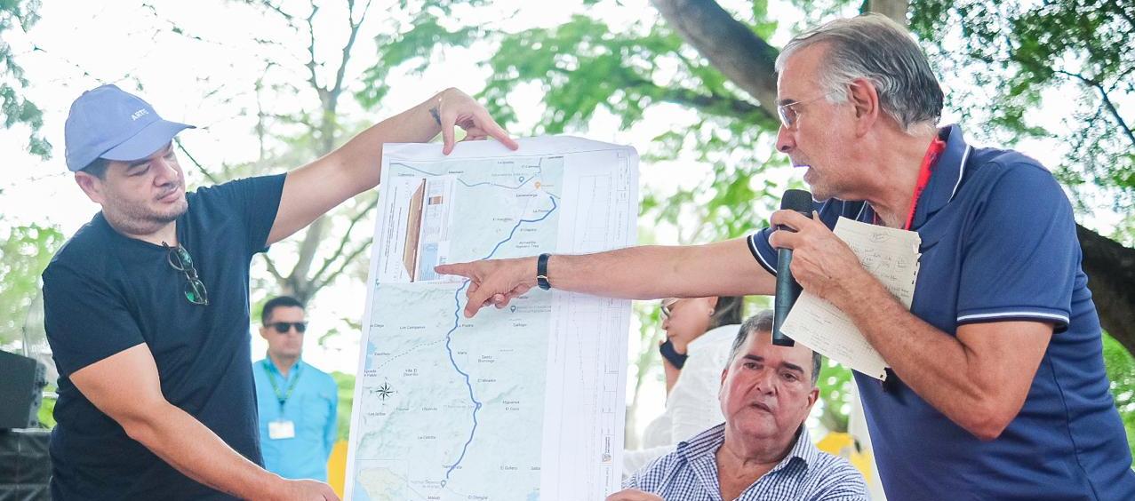 El gobernador Eduardo Verano explicando el plan de obras que ejecutará en Sabanalarga. 
