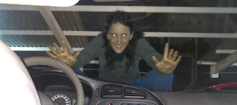 Rebeca García sobre un carro.