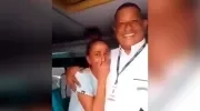 Mujer y conductor del bus.