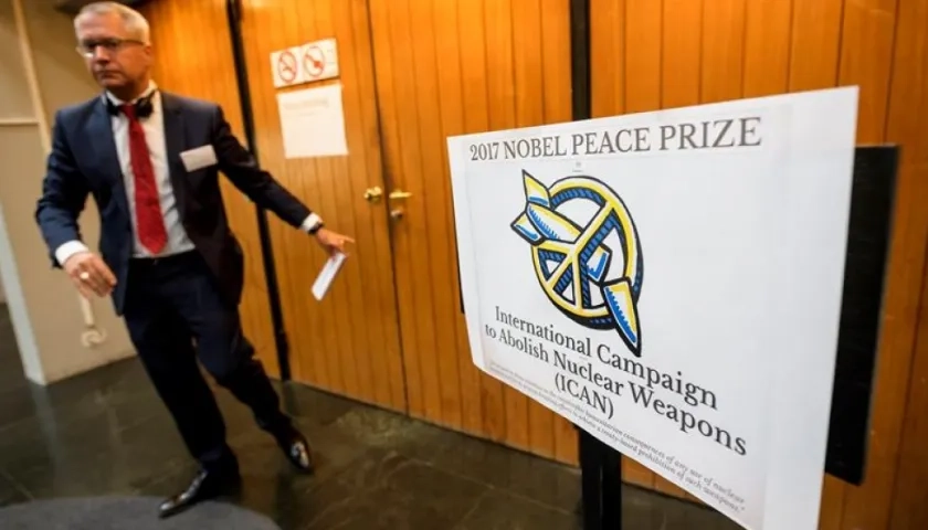  Un hombre camina junto a un cartel que informa sobre el otorgamiento del premio Nobel de la Paz a la Campaña Internacional para la Abolición de las Armas Nucleares (ICAN) en la sede de las Naciones Unidas en Ginebra (Suiza).
