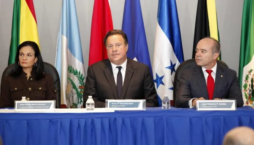 La Ministra panameña de Relaciones Exteriores, Isabel De Saint; el Presidente Juan Carlos Varela y el presidente de la CorteIDH, Roberto Caldas.