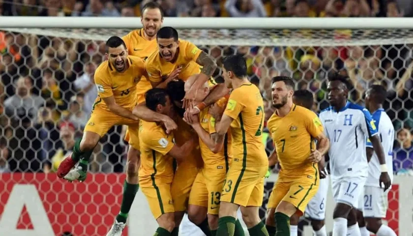 Los jugadores de Australia celebran un gol.