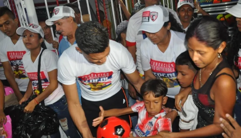 Teófilo Gutiérrez en la entrega de regalos a los niños de los barrios La Luz y La Chinita. 