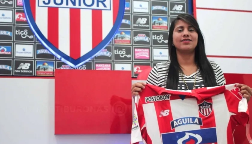 Cinthia Zarabia, mostrando la camiseta de su nuevo club.