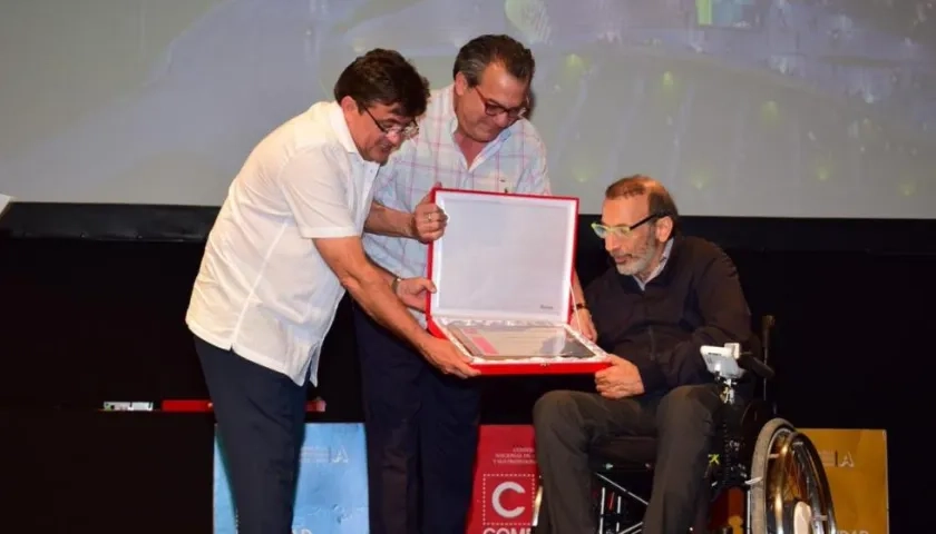 El empresario José Manuel Daes recibe el reconocimiento en la Bienal de Arquitectura en Cartagena.