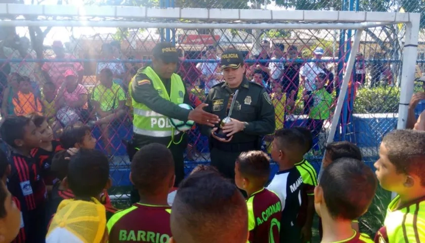 Policía durante la premiación de los niños participantes en el torneo.