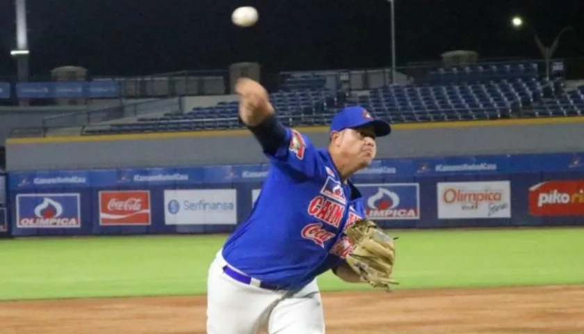 Yorkfrank López, lanzador venezolano de Caimanes. 