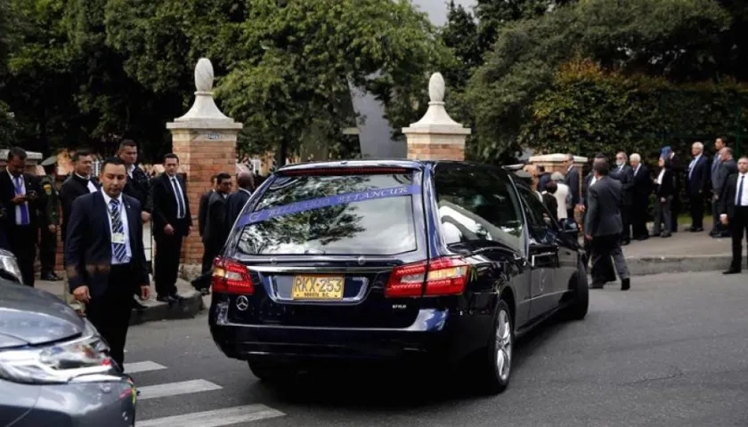 La carroza fúnebre con el féretro del expresidente Belisario Betancur.