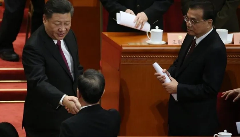 El presidente de China, Xi Jinping (i); estrecha la mano de Wang Yang (c), junto al primer ministro chino, Li Keqiang (d).