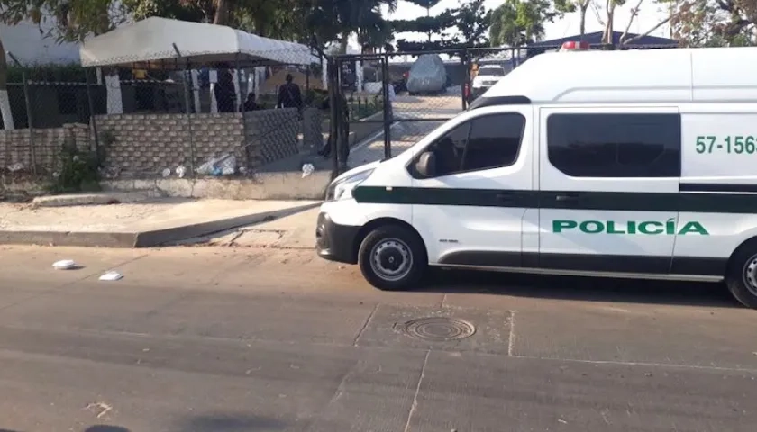 El vehículo de la Policía con los capturados en su interior, en la puerta de la Cárcel.