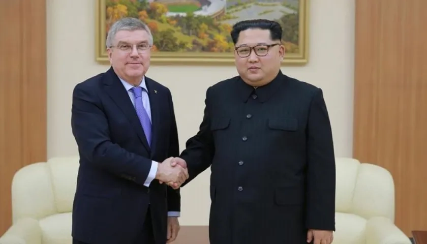 Una foto del líder norcoreano Kim Jong-un y Thomas Bach, presidente del Comité Olímpico Internacional.