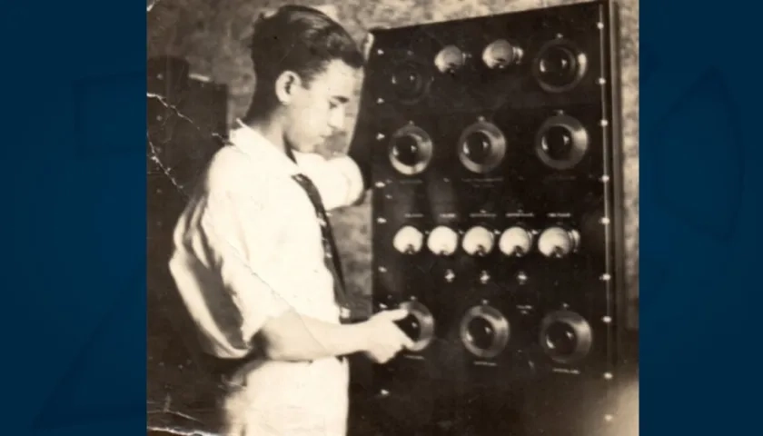 Donaldo Molinares, frente a la consola de La voz de Barranquilla (1929)