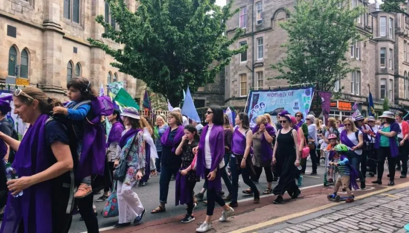 Imagen de las mujeres marchando en Londres.