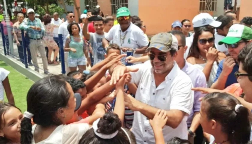 El Alcalde Alejandro Char con la gente.
