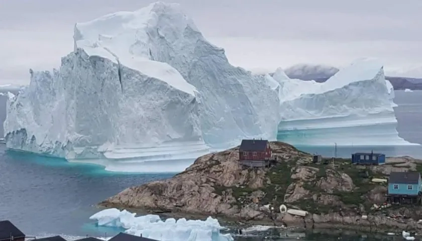 Vista general de un iceberg situado al lado de la aldea de Innaarsuit, en el municipio de Avannaata, Groenlandia