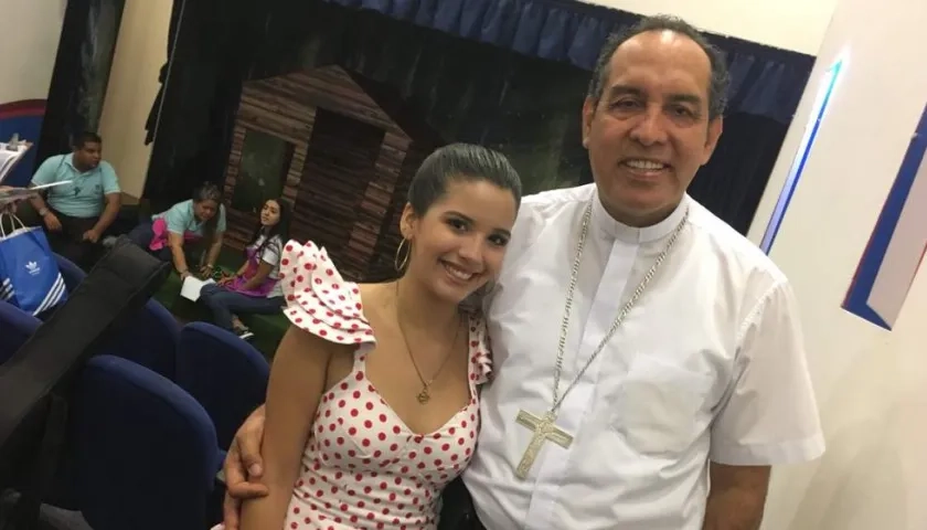 La presentadora Cristina Amortegui y Monseñor Pablo Emiro Salas.