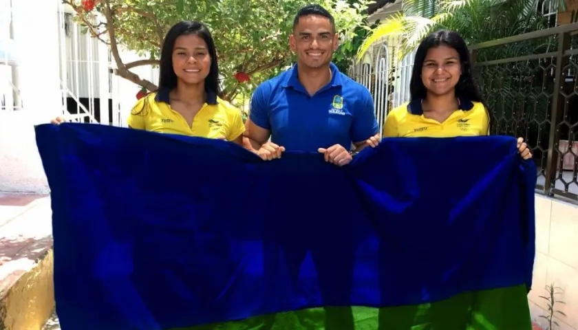 Las hermanas Shanne y Sharon Torres Doncell con el secretario de Deportes de Soledad, Miguel Cermeño.