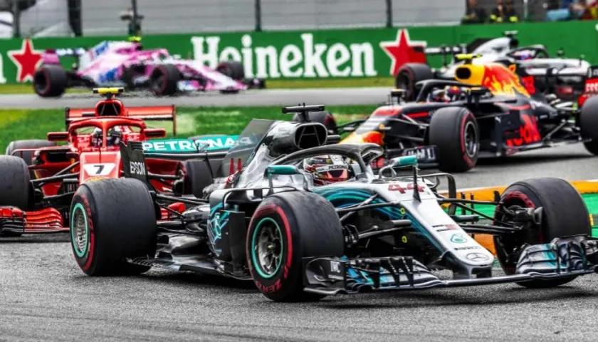 Lewis Hamilton pasa por delante de un monoplaza del Ferrari. 