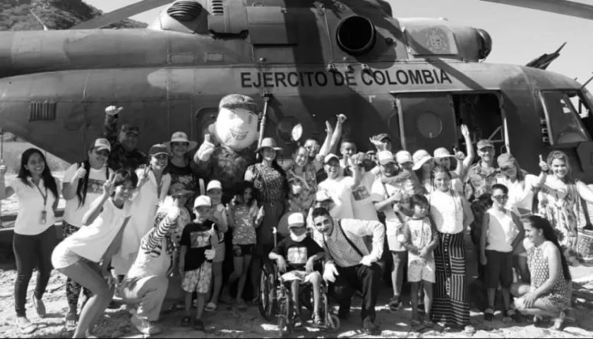 Los niños conocieron el mar y uno de los helicópteros del Ejército.