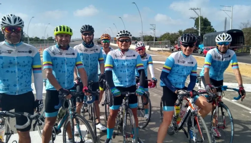 Club ciclístico bogotano "se estrenó" el nuevo Puente Pumarejo