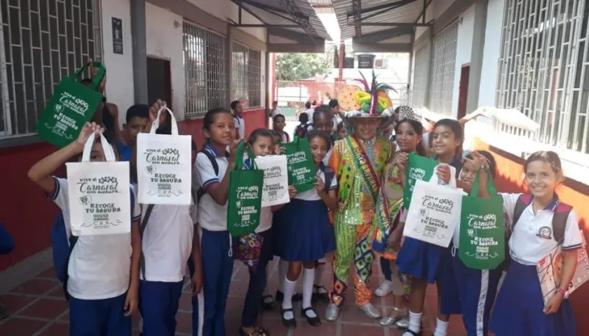 Niños de instituciones educativas recibieron las mochilas ecológicas.