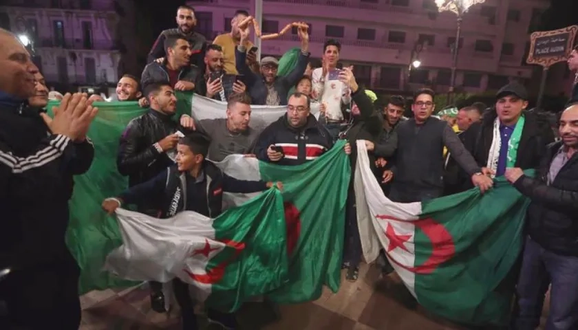 Ciudadanos celebran la renuncia del presidente de Argelia Bouteflika.
