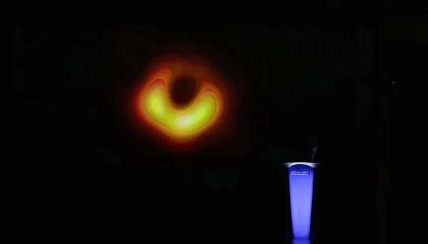 - Los científicos responsables del Telescopio del Horizonte de Sucesos (EHT) presentaron el miércoles la primera imagen de un agujero negro.